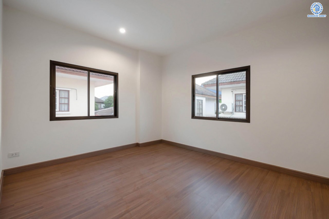 บ้านมือสองตกแต่งใหม่ โครงการ ลภาวัน9 ชัยพฤกษ์-ปากเกร็ด เนื้อที่ 71.9 ตร.ว. ฟังก์ชัน 3 ห้องนอน 3 ห้องน้ำ 1 ห้องอเนกประสงค์ 2 ที่จอดรถ ภายในบ้านกว้างขวาง ตอบโจทย์ทุกคนในครอบครัว บนทำเลที่ดีที่สุด เดินทางสะดวก เชื่อมต่อเมือง ใกล้เซ็นทรัลแจ้งวัฒนะ โรบินสัน ไลฟ์ไตล์ ราชพฤกษ์ และรถไฟฟ้าสายสีม่วง "สถานีบางพลู"